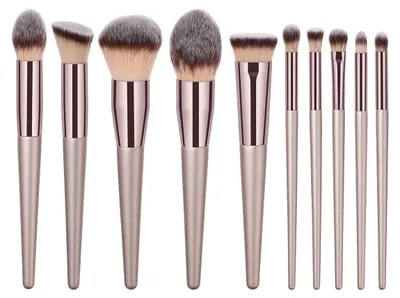 Produktbild von Make-up-Pinselset aus Holz und Synthetik, 10-teilig, inklusive Foundation-Pinsel, Rouge-Pinsel, Concealer-Pinsel und Lidschattenpinsel.