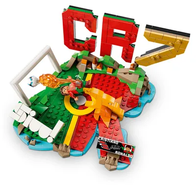 Produktbild von LEGO Editions Cristiano Ronaldo - Fußball-Highlights Spielzeug - 3D Modellbau mit Minifigur zum Sammeln - Kinderzimmer Deko - Geschenk für Jungen, Mädchen ab 10 Jahren und erwachsene Sportfans - 43012