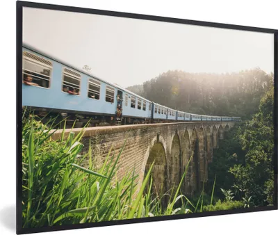 Produktbild von MuchoWow® MuchoWow® Gerahmtes Poster Ein Zug über eine Brücke 60x40 cm - Poster mit zchwarzem Bilderrahmen - Printing - Wanddeko Schlafzimmer