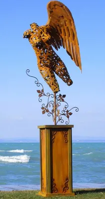 Produktbild von Casa Padrino Luxus Gartendeko Skulptur Engel auf Säule Rostfarben 53 x 98 x H. 300 cm - Große Stahl Deko Figur - Gartenfigur - Hotel Garten Deko