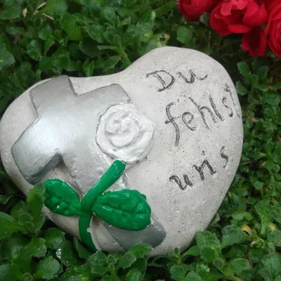 Produktbild von Grabherz Herz Spruch - Du fehlst uns - Grabschmuck Dekoherz Steinguss Kreuz Silber
