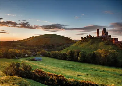 Produktbild von Wallario selbstklebendes Poster - Schlosspanorama in England bei Sonnenaufgang, Größe: 70 x 100 cm
