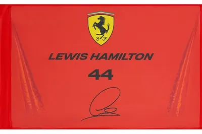 Produktbild von Scuderia Ferrari Fahne Lewis Hamilton 44 2026, Offizieller Fanartikel, Rote Flagge mit Prancing Horse und Signatur, 100% Polyester