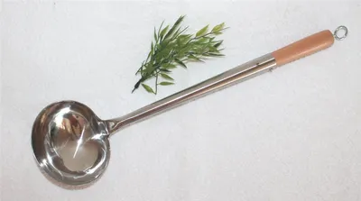 Produktbild von 01 Schöpfkelle mit Öse um HängenEdelstahl Größe M 47 cm lang, mit Holzgriff
