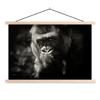 Produktbild von MuchoWow® Textilposter Gorilla auf schwarzem Hintergrund in Schwarz und Weiß 120x80 cm mit holzfarbenen Rahmen - Aufhängeset