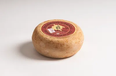 Produktbild von Pecorino mit roter Rinde Fattoria Buca Nuova ca. 1,2 kg.