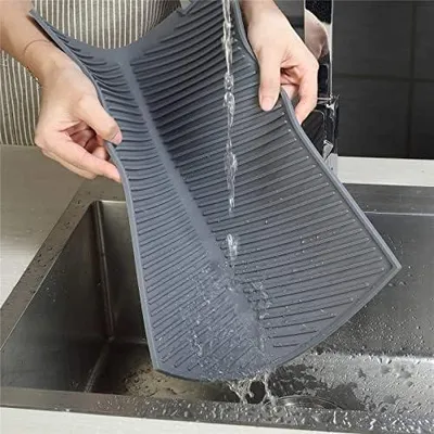 Produktbild von Silikon-Abtropfmatte, 43 x 33 x 0,5 cm, hitzebeständig und rutschfest, mit Drainage, für Geschirr und Besteck, grau.