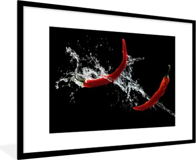 Produktbild von MuchoWow® Gerahmtes Poster Chilischote - Stilleben - Wasser - Schwarz - Rot 90x60 cm - Poster mit Schwarzem Bilderrahmen Wandposter Rahmen Foto Bilder - Wanddekoration - Fotos