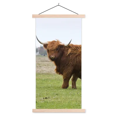 Produktbild von MuchoWow® Textilposter Schottischer Highlander - Kuh - Gras 60x120 cm mit holzfarbenen Rahmen - Holz