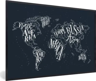 Produktbild von MuchoWow® MuchoWow® Gerahmtes Poster Weltkarte - Schwarz - Weiß - Buchstaben 30x20 cm - Poster mit zchwarzem Bilderrahmen - Kunstdruck - Bild-Poster
