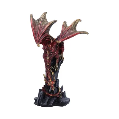 Roter Drachen der auf Felsen thront Flügel sind ausgebreitet und in tiefen Rot mit goldenen Akzenten