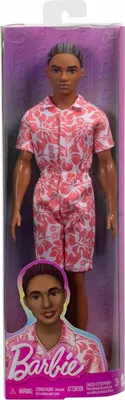 Produktbild von Mattel Barbie Fashionistas Ken-Puppe Nr. 235 mit Jumpsuit in Hawaii-Muster, grünen Sandalen und braunen Haaren