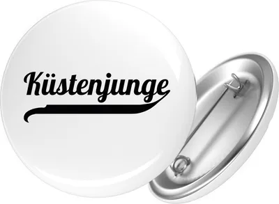 Produktbild von Huuraa Button Küstenjunge Schriftzug 59mm rund mit Sicherheitsnadel Ansteckbutton Geschenkidee