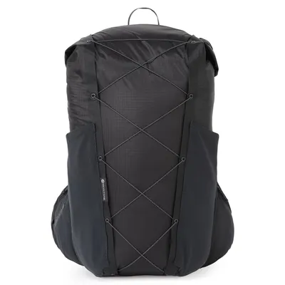 Schwarzer Rucksack "TRAILBLAZER LT 20" von Montane mit elastischen Seitentaschen und minimalistischer Form.