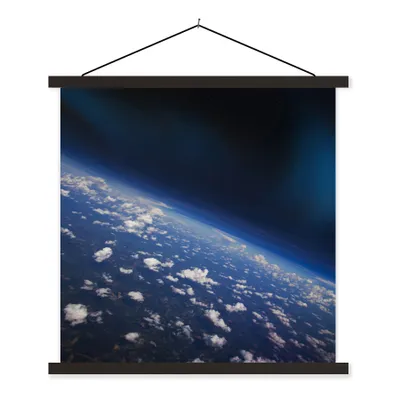 Produktbild von MuchoWow® Textilposter Die Erde aus dem Weltraum 120x120 cm mit schwarzem Rahmen - Aufhängungsset