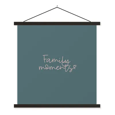 Produktbild von MuchoWow® Textilposter Familienmomente - Sprichwörter - Zitate - Familie 60x60 cm mit schwarzem Rahmen - Posteraufhänger