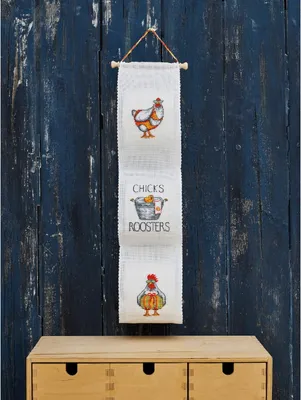 Zdjęcie produktu dla Permin haft krzyżykowy ścienny "Uchwyt na papier toaletowy pisklęta i koguty", wzór do liczenia, 12x60cm