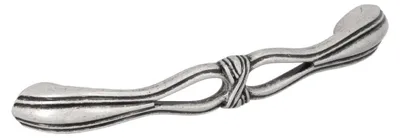 Imagen del producto de Manija para muebles de zamak. Distancia entre agujeros: 128 mm. Acabado: plata envejecida brillante