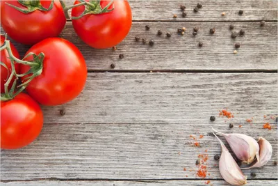 Produktbild von Wallario Poster - Tomaten und Gewürze auf altem Holztisch, Kunstdruck Größe: 100 x 150 cm