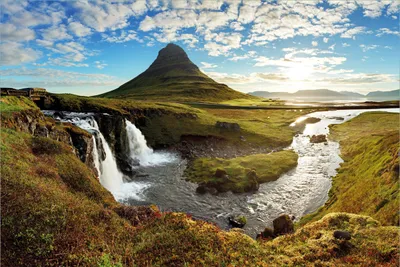 Produktbild von Wallario Premium Vliestapete Fototapete Island Panorama Fluss  Berge und blauer Himmel in der Größe 400 x 267 cm, extra dick, wird in 5 Teilen geliefert