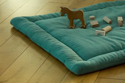 Produktbild von KraftKids Krabbeldecke Doppelkrepp Grün Jade 130 cm x 130 cm