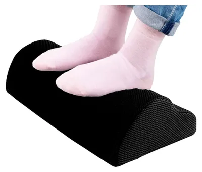 Produktbild von Fußstütze für den Schreibtisch bei der Arbeit