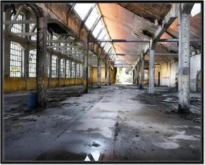 Produktbild von Wallario Wandbild Alte Industriehalle  leerstehend und einsam, Größe: 40,30 x 50,30 cm, Poster mit schwarzem Aluminiumrahmen