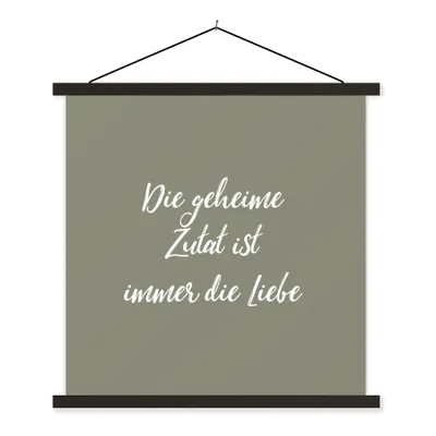 Produktbild von MuchoWow® Textilposter Sprichwörter - Zitate - Die geheime Zutat ist immer die Liebe - Liebe 120x120 cm mit schwarzem Rahmen - Aufhängungsset