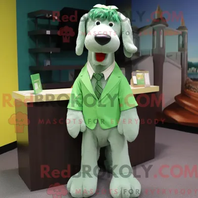 Produktbild von Maskottchenfigur REDBROKOLY eines grünen Hundes mit Kleid und Krawattennadeln
