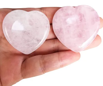 Produktbild von 2er Set Sorgensteine Herzform Amethyst & Rosenquarz mit Daumenmulde | Taschensteine Handschmeichler zur Entspannung & Meditation – Weißer Kristall + Rosenquarz