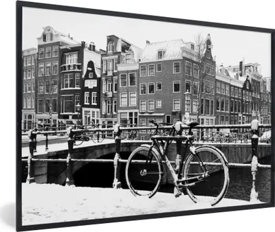 Produktbild von MuchoWow® MuchoWow® Gerahmtes Poster Amsterdam mit Schnee bedeckt - schwarz und weiß 30x20 cm - Poster mit zchwarzem Bilderrahmen - Kunstdruck - Bild-Poster