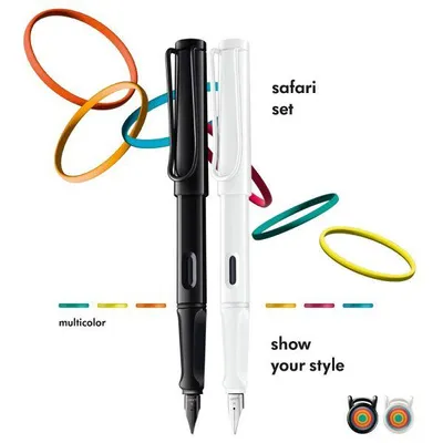 Produktbild von Lamy safari multicolor Füller-Set – Special Edition mit 2 Füllhaltern in all black & all white – Stahlfeder in Strichbreite M – mit 2 blauen Tintenpatronen, 12 austauschbaren Farbringen & Geschenkbox