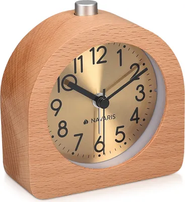 Produktbild von Navaris Analog Holz Wecker mit Snooze - Retro Uhr Halbrund mit Ziffernblatt Gold Alarm Licht - Leise Tischuhr ohne Ticken - Naturholz in Hellbraun