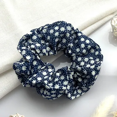 Image de Chouchou classique en tissu doux et floral dans un bleu marine élégant