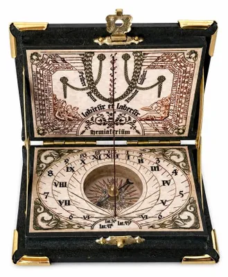 Historische Sonnenuhr Helios in Buchform mit Kompass, Galileo-Replik