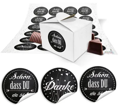 Produktbild von 24 kleine weiße Geschenkboxen Geschenkverpackung Geschenkschachteln 8 x 6,5 x 5,5 + runde Aufkleber schwarz weiße SCHÖN DASS DU DA BIST und DANKE Sticker, Gastgeschenke Hochzeit, Geburtstag