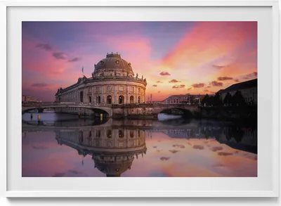 Produktbild von Blick auf die Stadt am Abend– Wandbild mit Rahmen – Gerahmtes Bild  – Wanddekoration – 100x70 cm –  Weiß Rahmen