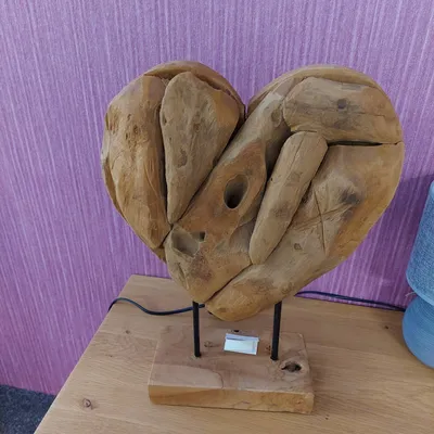 Produktbild von Dekorative Herz Skulptur aus Teakholz, 43 cm hoch, 24 cm breit, 10 cm tief