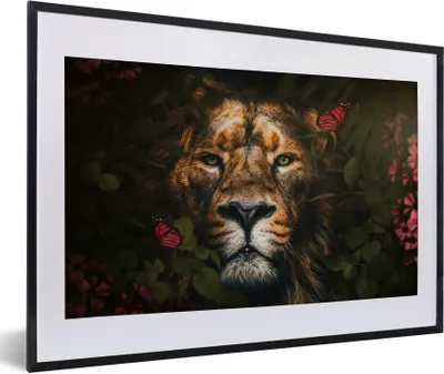 Produktbild von MuchoWow® MuchoWow® Gerahmtes Poster Dschungel - Löwe - Schmetterling - Blumen 60x40 cm - Poster mit zchwarzem Bilderrahmen - Schlafzimmer - Plakat in Rahmen - Drucken