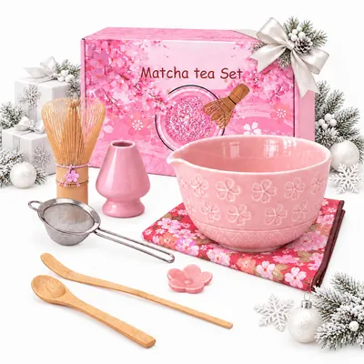 Productafbeelding van Matcha-set bestaande uit 8 delen, inclusief Chawan (kom), Chasen (bamboe whisk), Chashaku (bamboe lepel) – Matcha theeset met keramische kom, bamboe whisk, zeef en accessoires, met een Sakura-design in roze