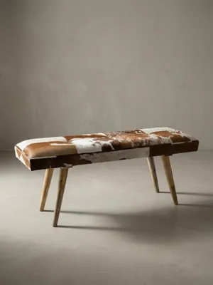 Produktbild von Sitzbank im Landhausstil mit Ziegenfellüberzug, echtes Leder, Mango Holz, 220 kg Belastbarkeit. 120x40x52 cm | Kadima Design