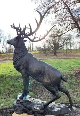 Produktbild von Casa Padrino Luxus Bronze Deko Skulptur Hirsch 196 x 130 x H. 269 cm - Riesiege Bronze Skulptur - Lebensgroße Tierfigur - XXL Bronze Hirsch Figur - XXL Garten Skulptur - Luxus Garten Deko
