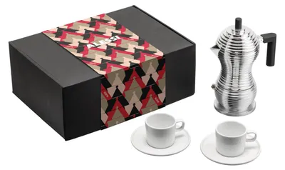 Produktbild von Alessi Coffee Geschenkset Pulcina MDL02BSET - Espresso-Kaffeemaschine für 3 Tassen aus Aluminium für Induktion + 2 Tassen und Untertassen aus Porzellan