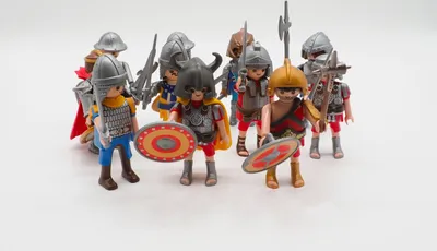 Produktbild von 10 PLAYMOBIL Ritter mit Helmen, Waffen und 5 Schilden