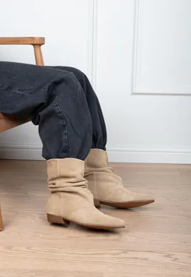 Produktbild von Damen Stiefel VIANA aus beigem Wildleder mit sanft plissiertem Schaft und 3-cm-Absatz, KI-generiertes Bild