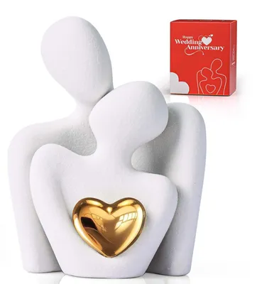 Imagen del producto de Mini figura de una pareja enamorada, hecha de cerámica blanca con un corazón dorado, de 8 cm de altura