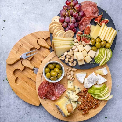 Produktbild von Holzbrett für Käse mit Käseschneideerset und Schieferplatte - Holzplatte für Käse und Appetits - 30 cm Holzplatte für Käse - Drehbrett aus Holz für Käse und Charcuterie