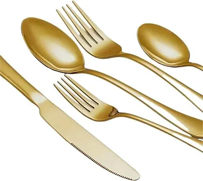 Imagen del producto de Juego de cubiertos de 24 piezas, color dorado, que incluye cuchillos, tenedores y cucharas, fabricado en acero inoxidable. Incluye cucharas de sopa, tenedores para ensalada y cucharas de postre