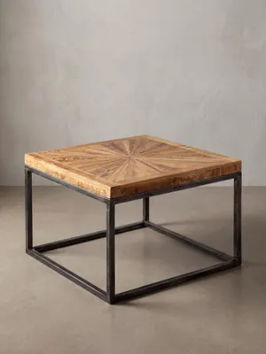 Gesamtüberblick des kompakten Beistelltischs aus Holz und Metall, dessen Design massive Natürlichkeit mit minimalistischer, industrieller Ästhetik verbindet._#sku_SAFWL5.951#