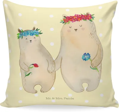 Produktbild von Mr. & Mrs. Panda kissen bedruckt Bären mit Blumenkranz - Gelb Pastell - Geschenk, Mama, Mutter, Familie, für sofa, Sofakissen, Muttertag, Bär, Kinder, kuschelkissen 40x40